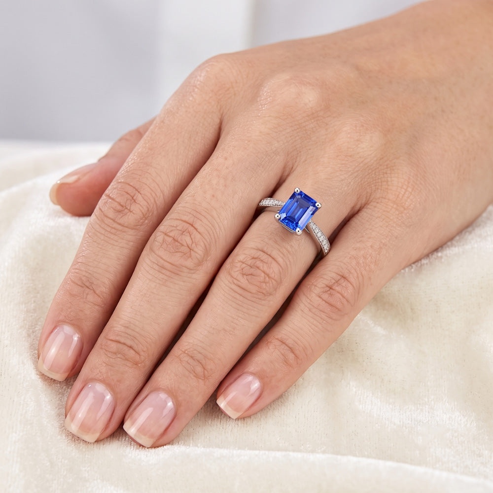 Anello solitario con zaffiro blu smeraldo con accenti di diamante 2.50 carati