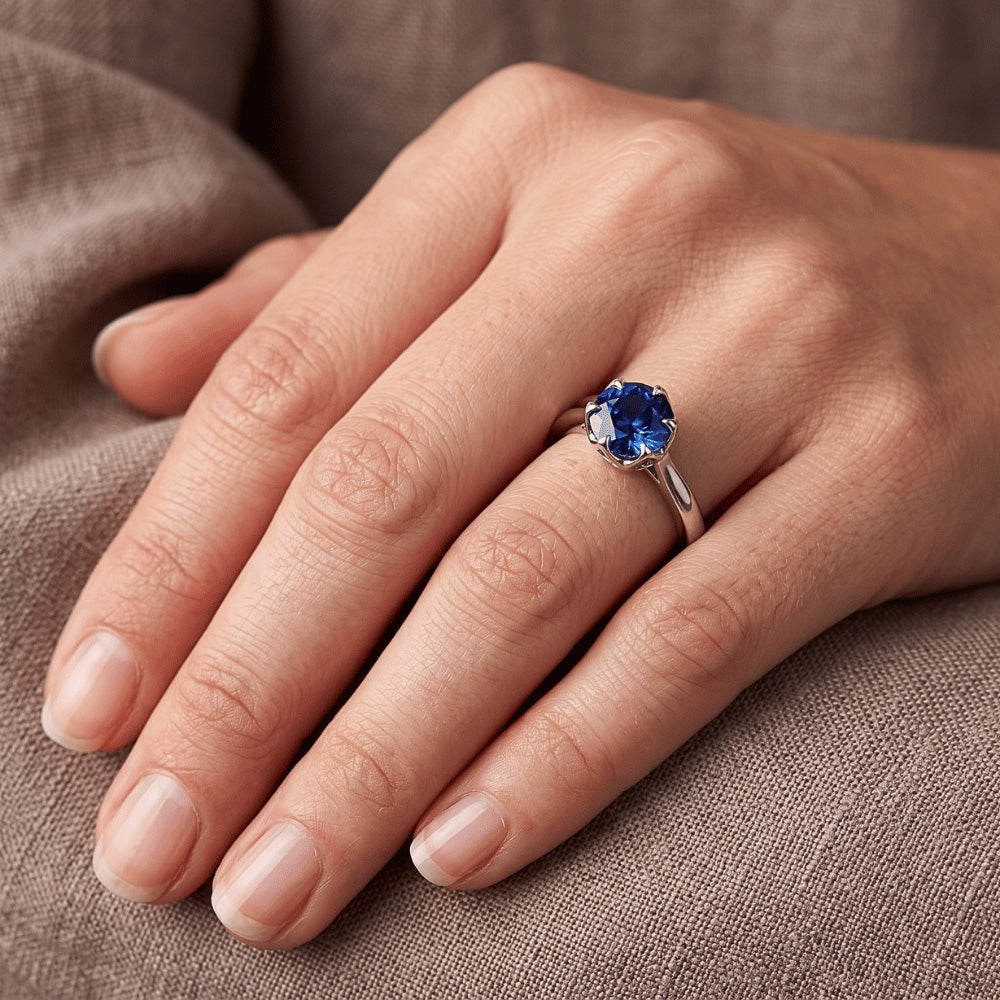 Anello solitario con zaffiro dello Sri Lanka 2 carati con gambo affusolato in oro bianco