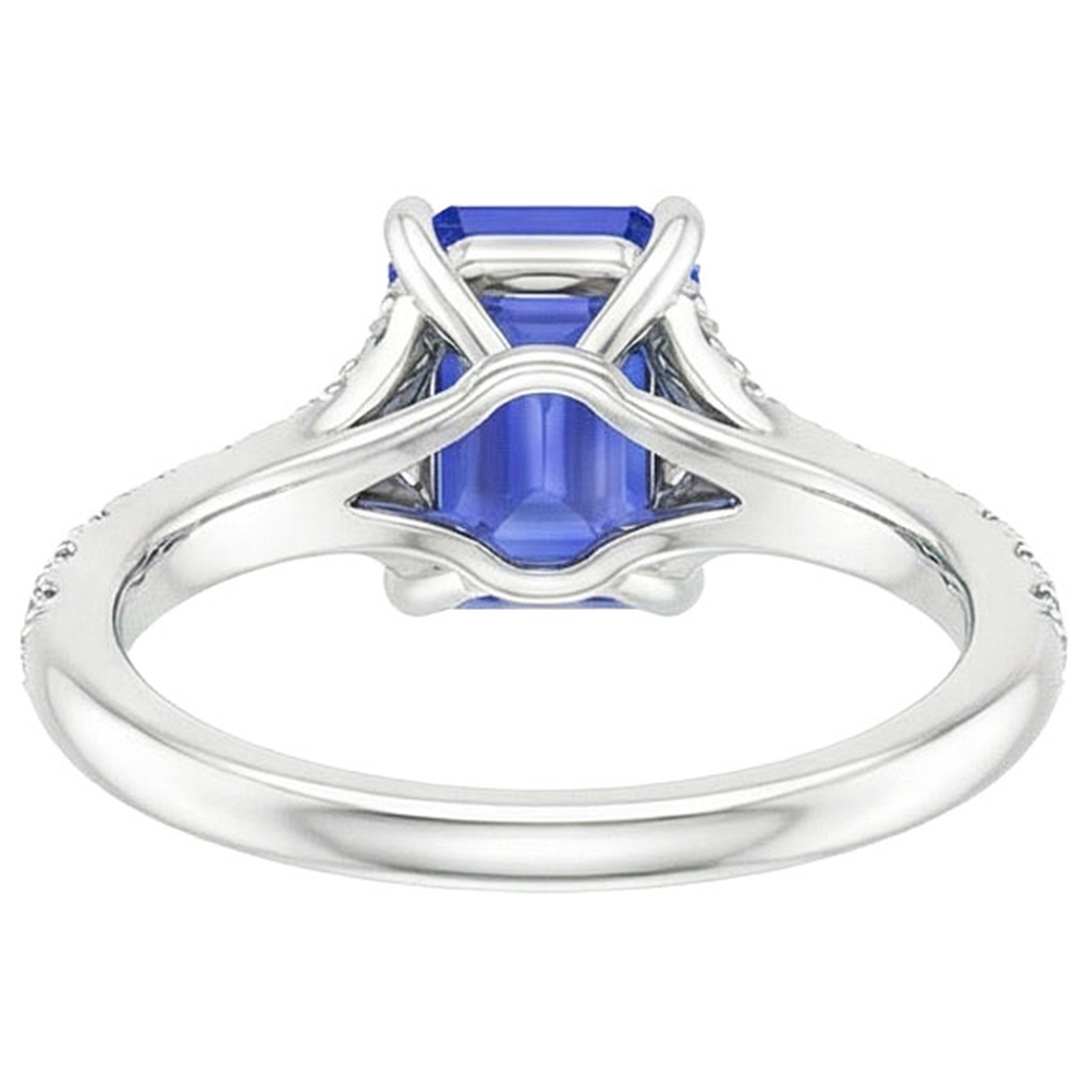 Anello solitario con zaffiro dello Sri Lanka a 4 carati e accenti di diamanti