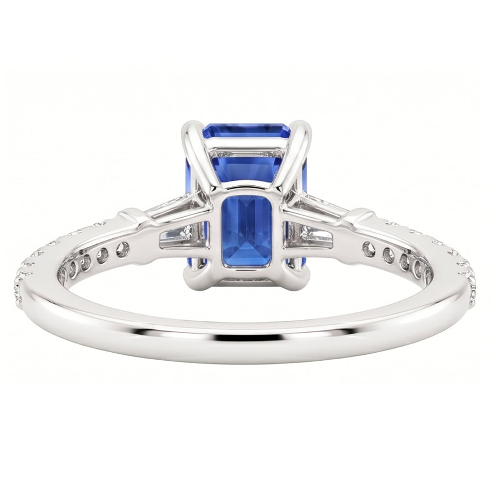 Anello solitario con zaffiro dello Sri Lanka a 4 carati e accenti di diamanti