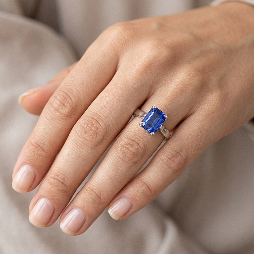 Anello solitario con zaffiro di Ceylon di smeraldo da 2,50 carati incastonato in oro 14K