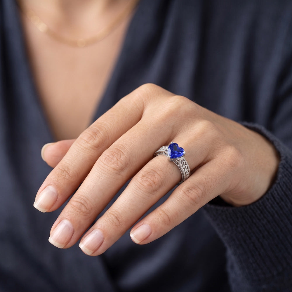 Anello solitario cuore zaffiro azzurro 1 carato con filigrana stelo in oro bianco 14K