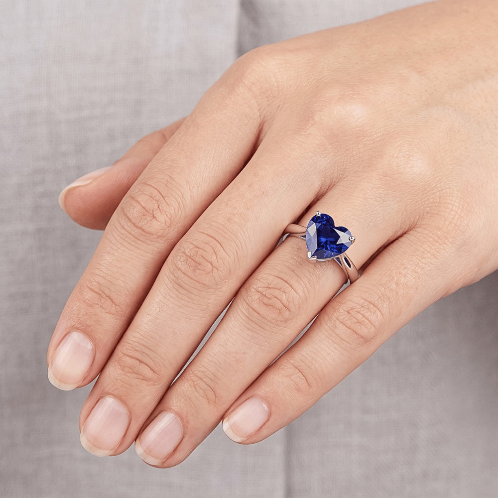 Anello solitario in oro a cuore con zaffiro blu intenso Set 2.50 carati