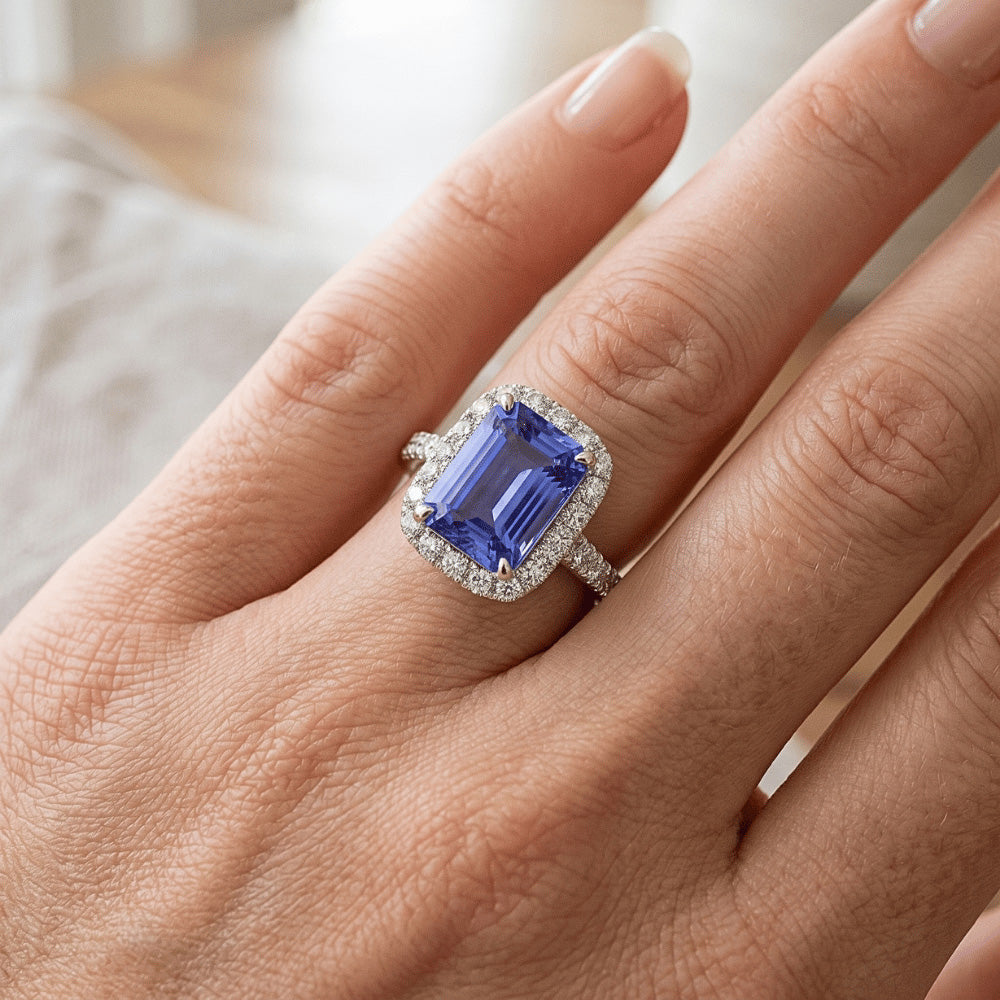 Anello solitario in oro bianco con accenti Zaffiro blu e diamante 5 Carati