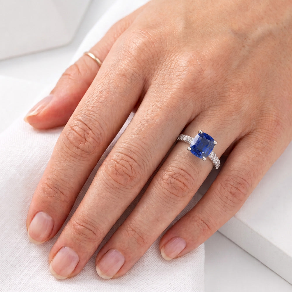 Anello solitario in oro con zaffiro taglio cuscino e pavé di diamanti 3 carati