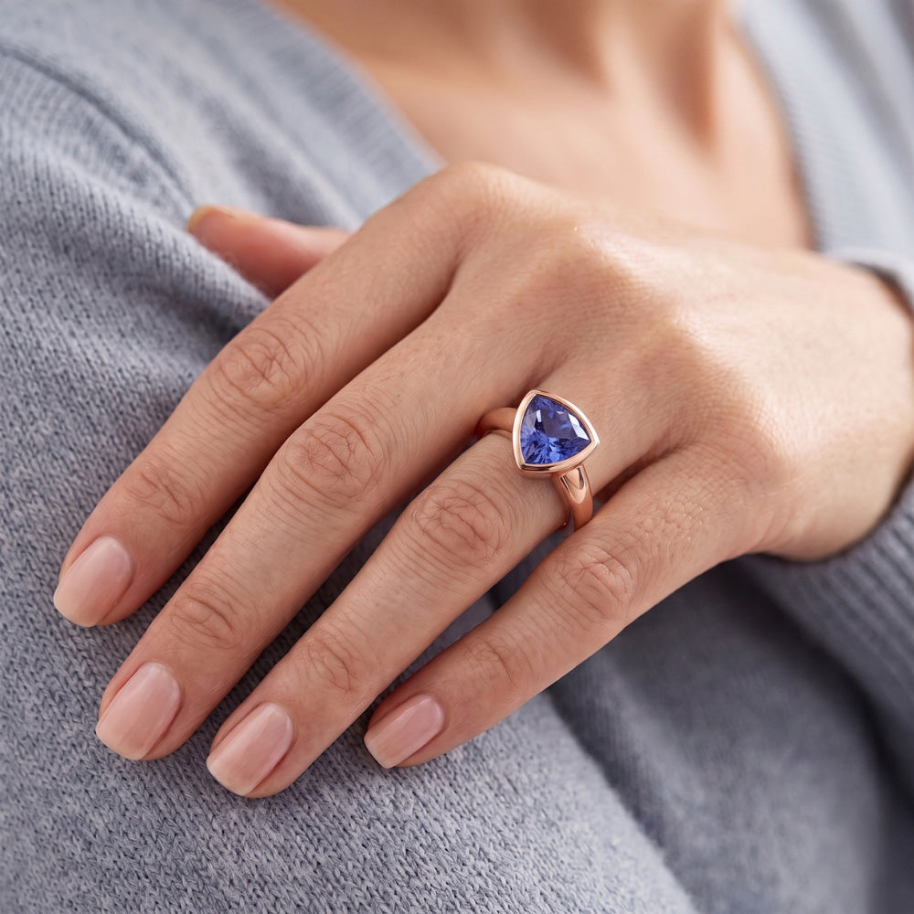 Anello solitario in oro rosa 2 carati con castone in zaffiro blu taglio trilioni