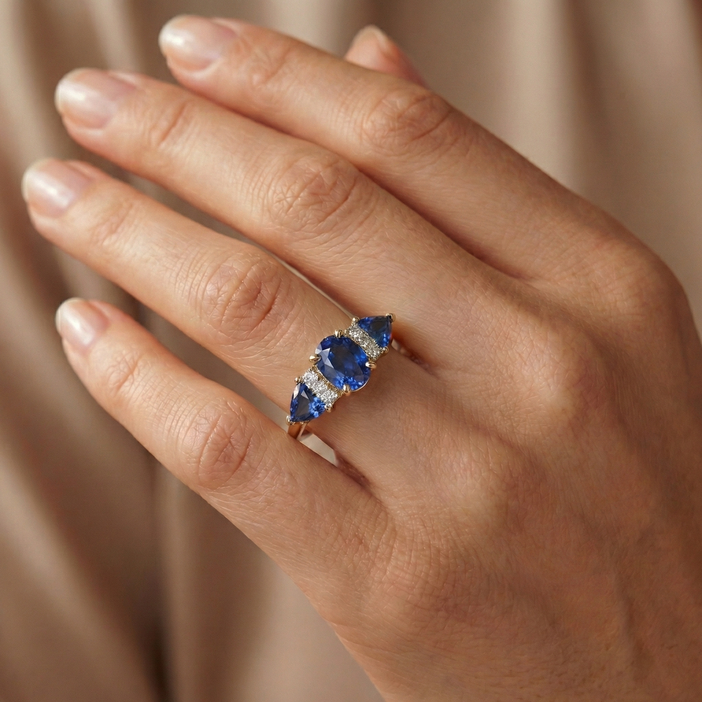Anello Con Zaffiro Ceylon Ovale Trillion Da 4,26 Carati E Diamante Naturale Autentico ( non creato in laboratorio ) 3 Pietre