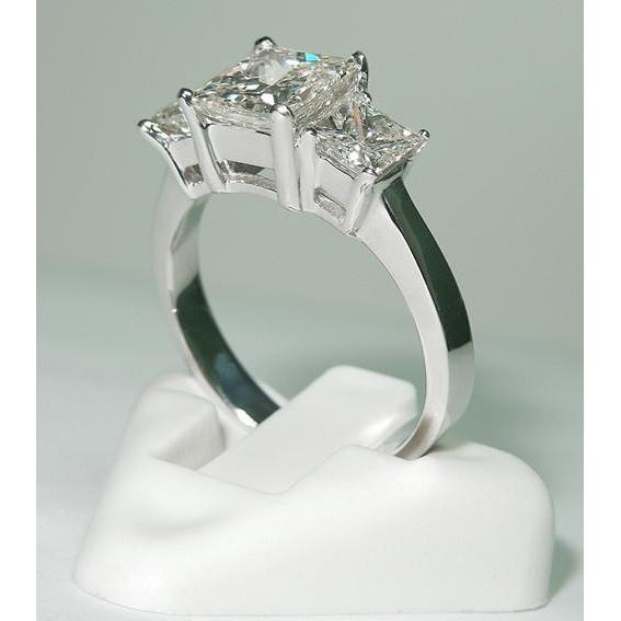 Anello Da Donna Con Tre Naturale Diamanti In Pietra Taglio Principessa. Oro Bianco 3.50 Carati