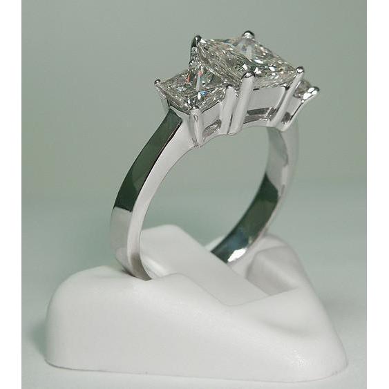 Anello Da Donna Con Tre Naturale Diamanti In Pietra Taglio Principessa. Oro Bianco 3.50 Carati