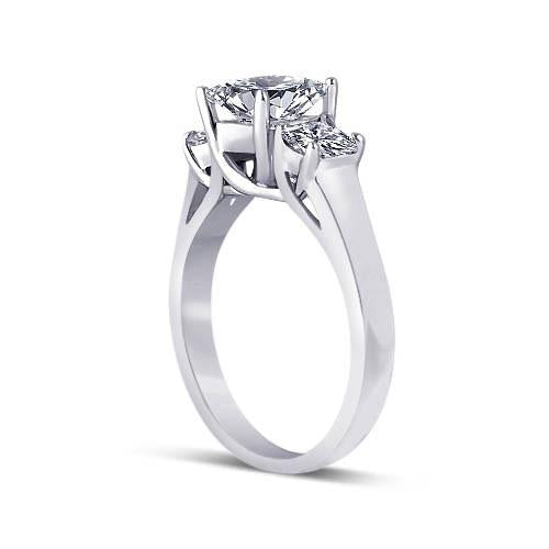 Anello Di Fidanzamento Con Tre Pietre Di Naturale Diamante. Gioielli In Oro Con Diamanti Da 2,30 Carati E Oro Bianco Da 14K