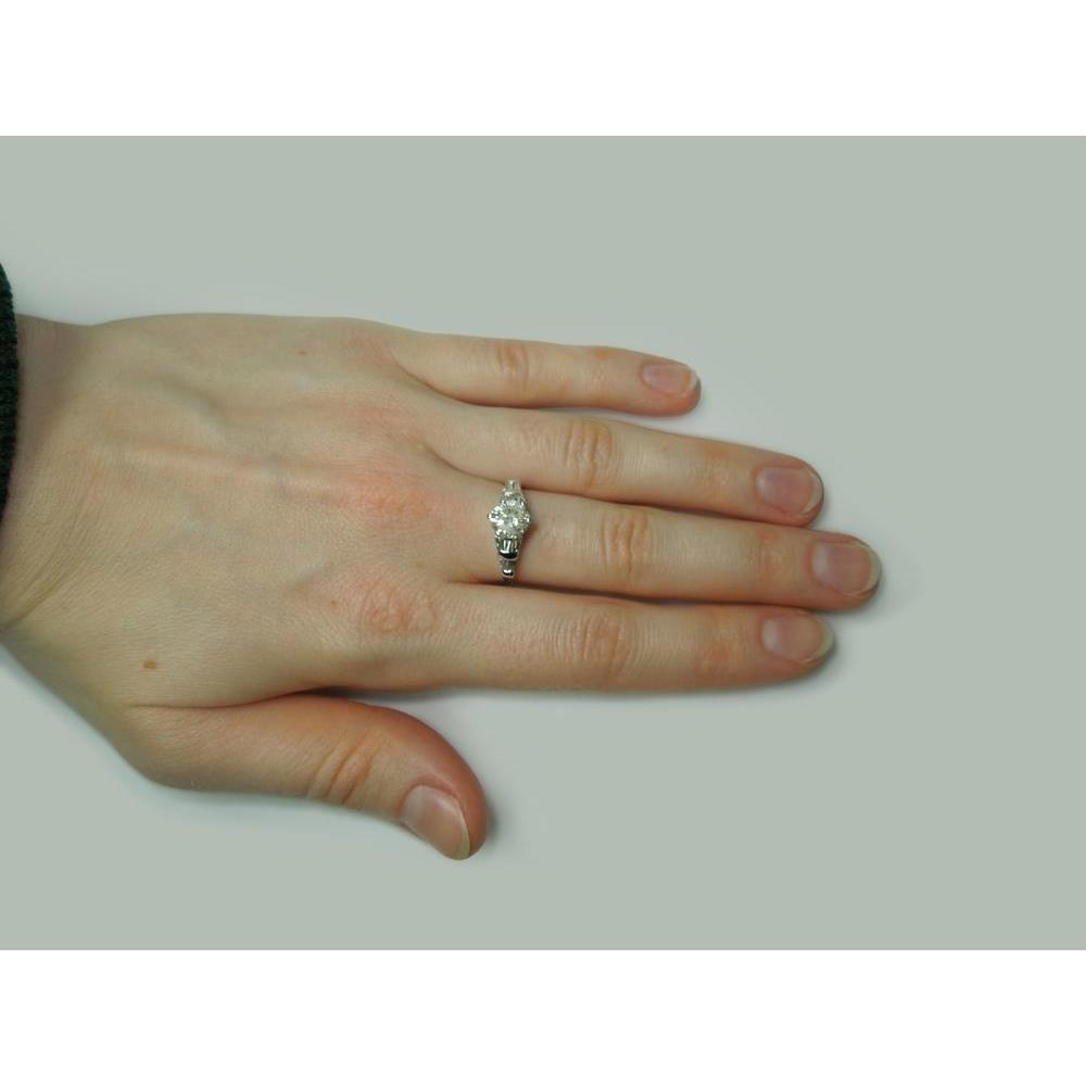 Anello Di Fidanzamento In Oro Bianco Con Genuino Diamanti Tondi E Baguette Da 1.77 Carati