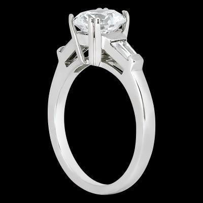 Anello Di Fidanzamento Stile Tre Pietre Con Vero Diamanti Tondi E Baguette Da 1.9 Carati