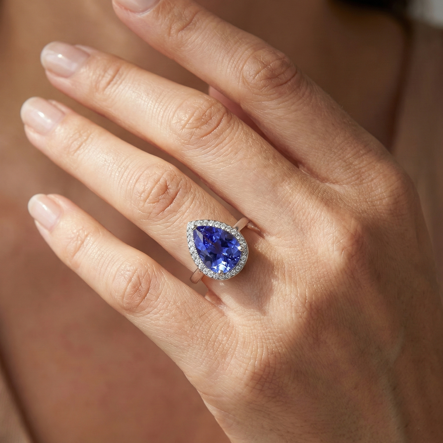 Anello Halo con Zaffiro Ceylon 4 carati e diamanti in oro bianco 14K