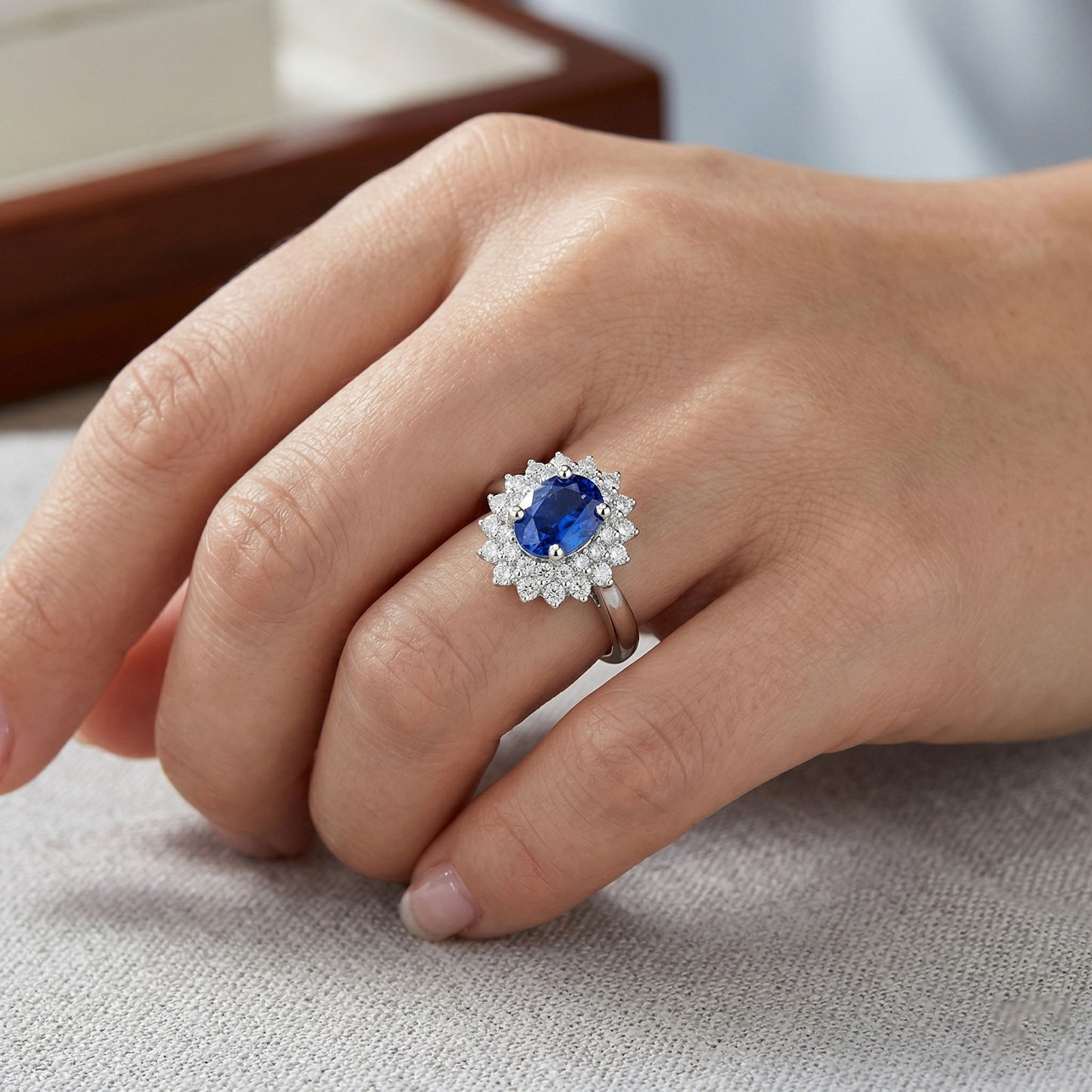 Anello Halo con zaffiro dello Sri Lanka ovale da 4 carati e diamanti taglio rotondo