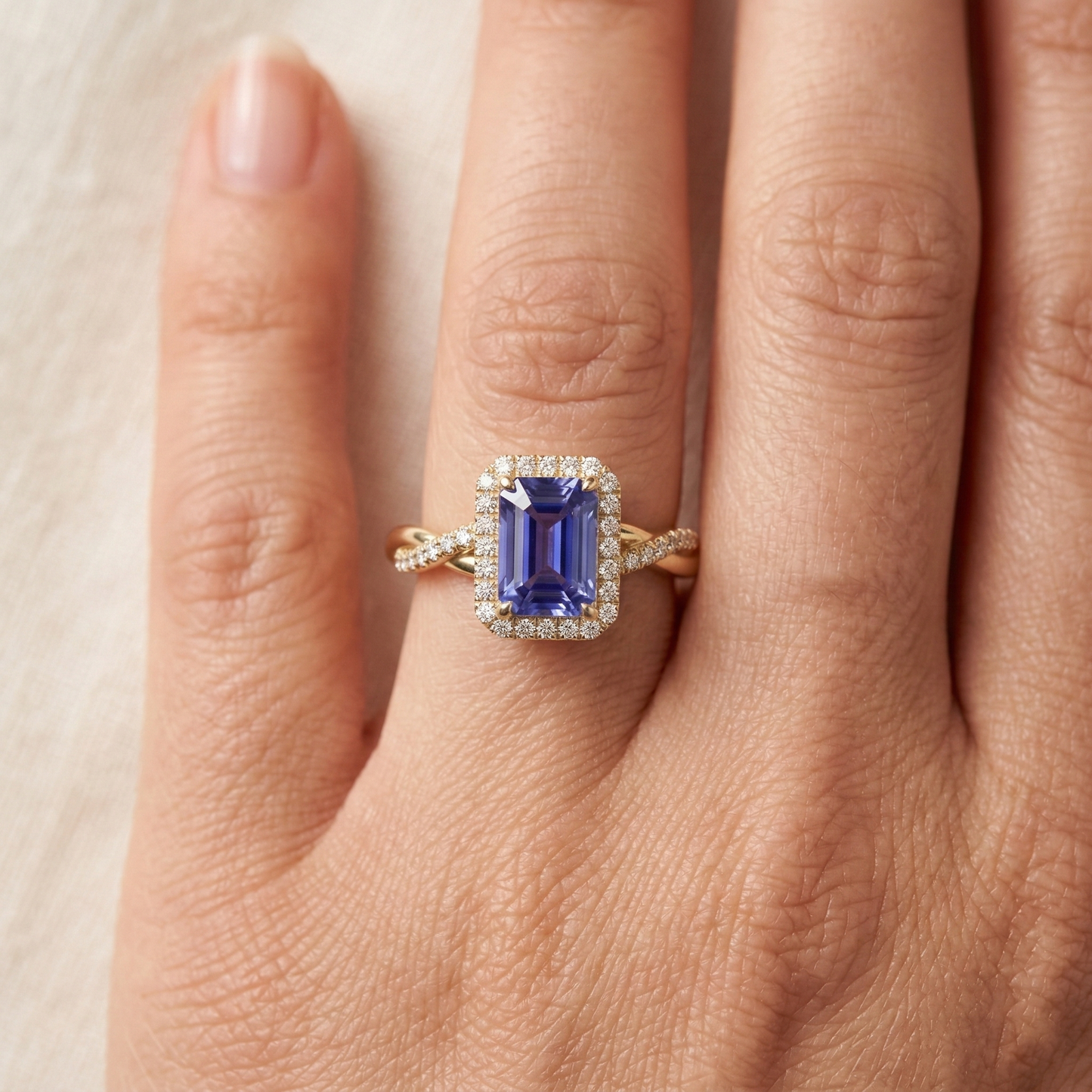 Anello Halo in oro giallo con zaffiro dello Sri Lanka a forma di smeraldo 3 carati