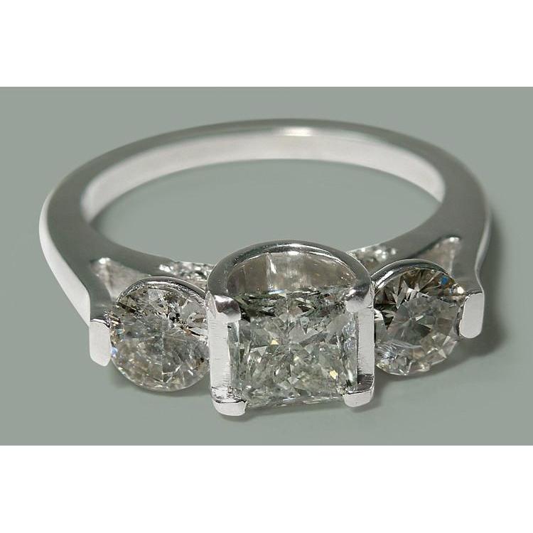 Anello In Oro Bianco Con Tre Pietre Stile Principessa E Naturale Diamante Rotondo Da 1.95 Carati