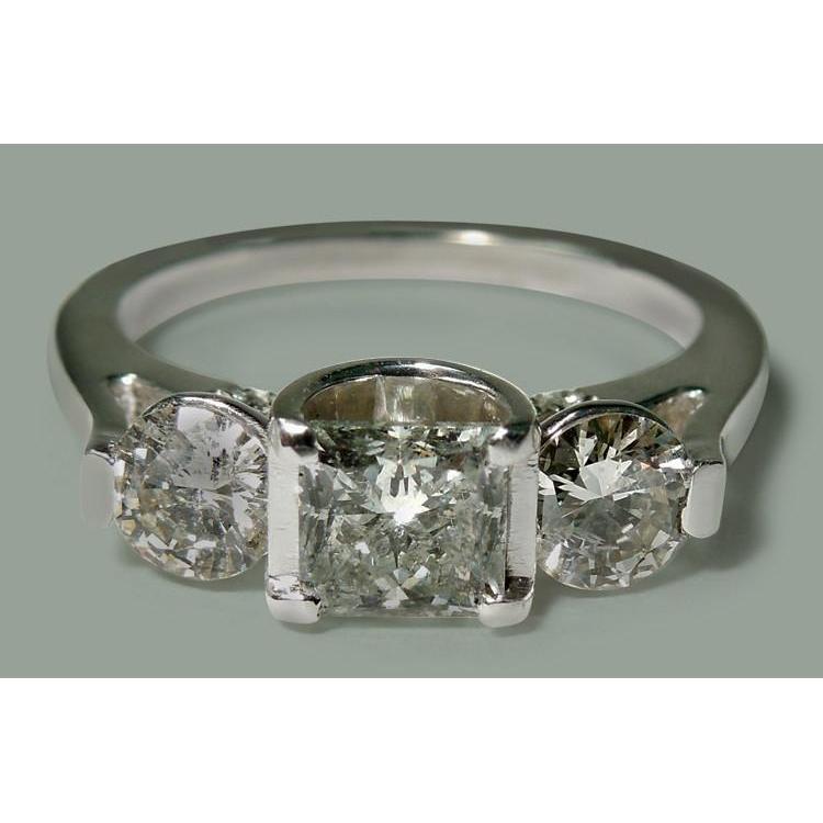 Anello In Oro Bianco Con Tre Pietre Stile Principessa E Naturale Diamante Rotondo Da 1.95 Carati