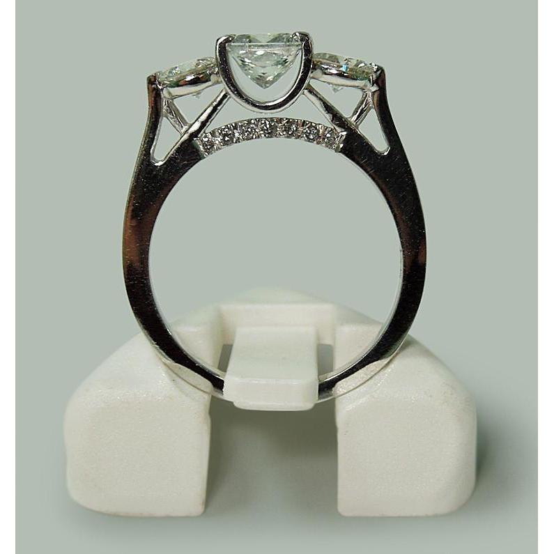 Anello In Oro Bianco Con Tre Pietre Stile Principessa E Naturale Diamante Rotondo Da 1.95 Carati