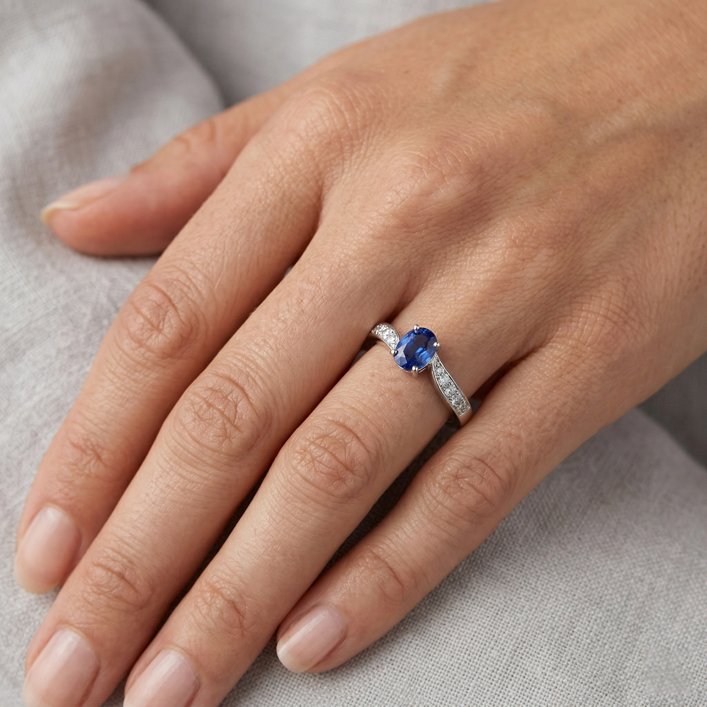 Anello Promessa Oro Bianco 14K Con Zaffiro Ovale Dello Sri Lanka E Diamante Naturale Autentico ( non creato in laboratorio )