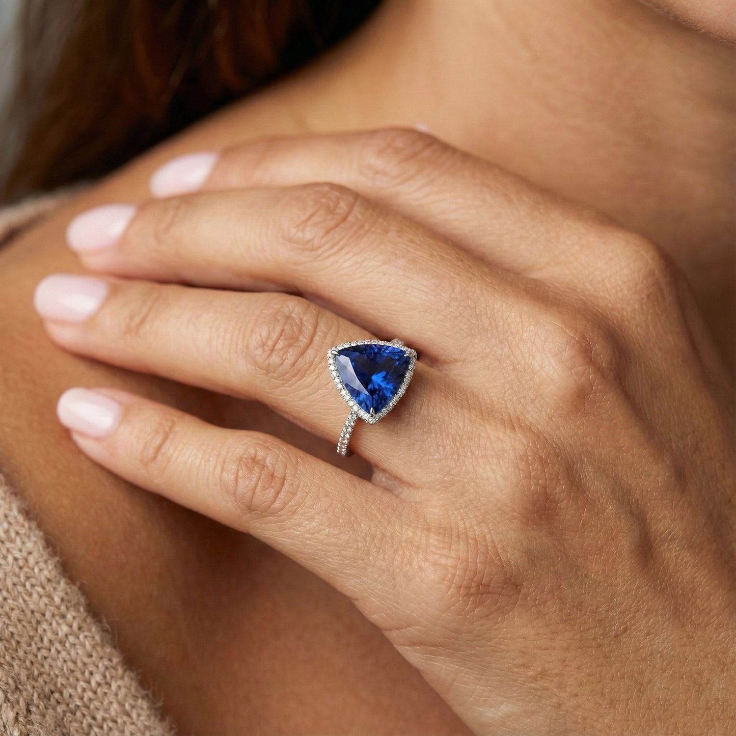 Anello con diamante Halo a forma di trilioni di zaffiro blu profondo 4 carati