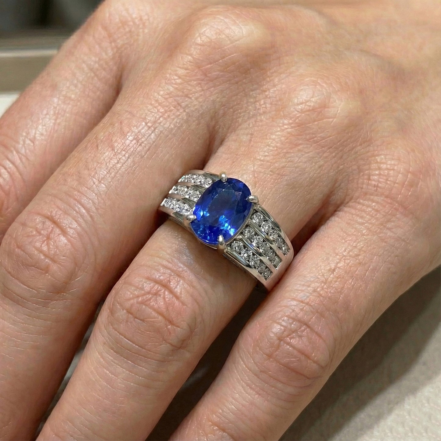 Anello con zaffiro cuscino dello Sri Lanka da 3,50 carati e diamanti in oro bianco 14K