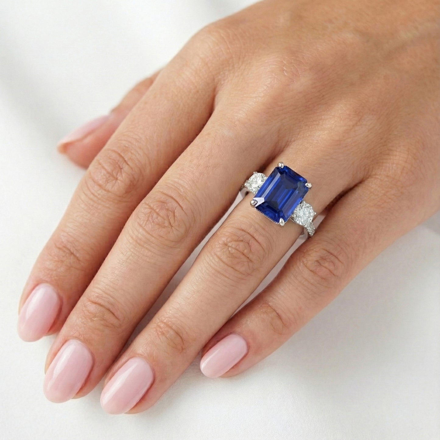Anello in stile zaffiro blu smeraldo con 3 pietre con accenti in oro 7 ct 14k