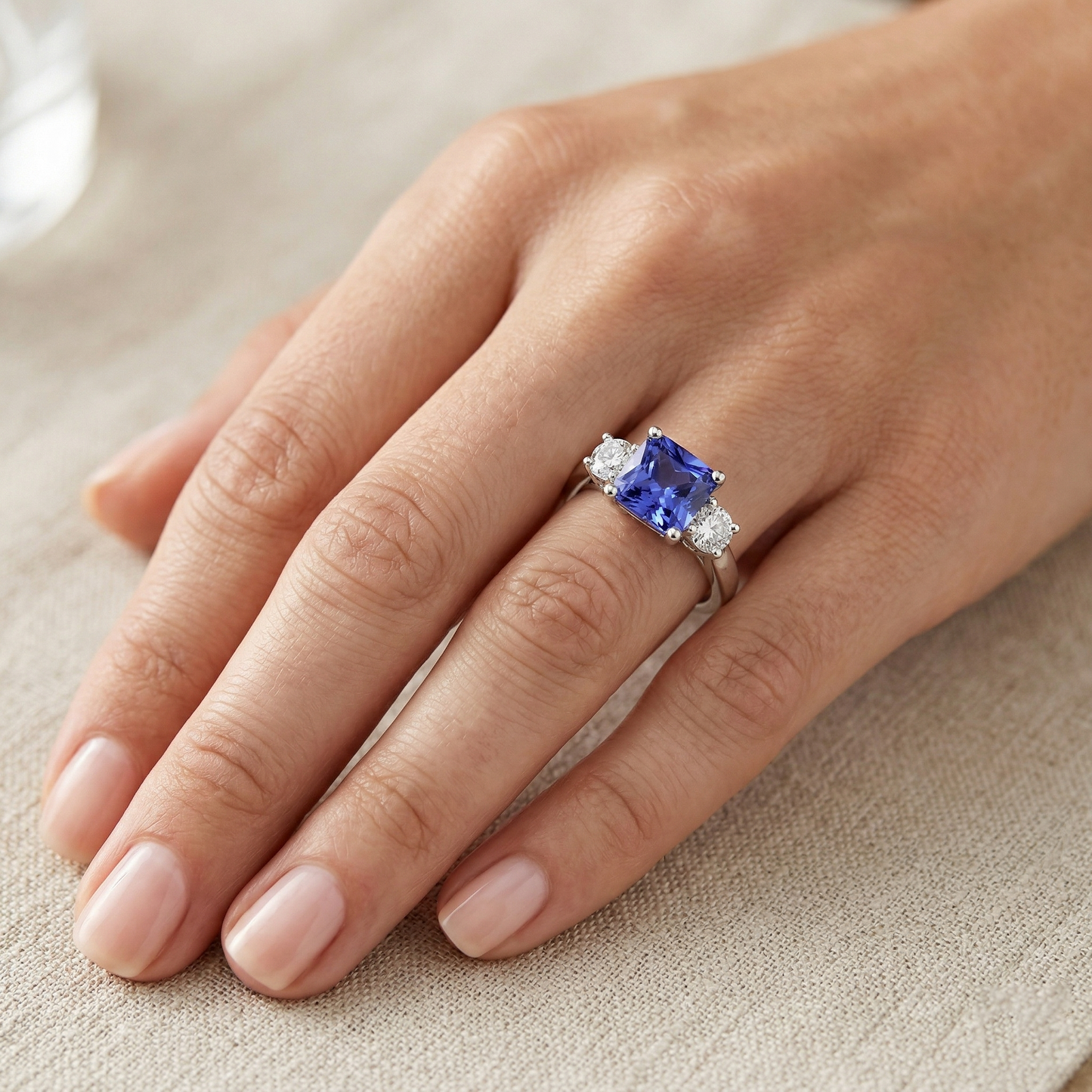 Anello con 3,25 carati Ceylon Cushion Sapphire Diamond 3 Stone in oro bianco 14K