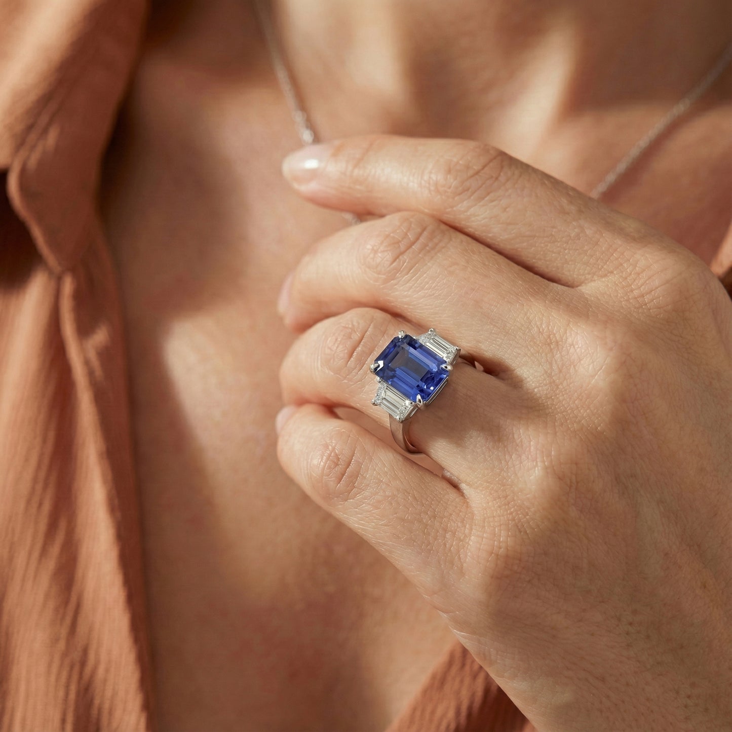 Anello con 3 pietre blu zaffiro smeraldo e diamanti trapezoidali 3.50 carati