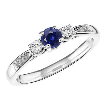 Anello con 3 pietre preziose in stile pietra. Zaffiro tondo dello Sri Lanka da 2 carati con oro bianco 14K