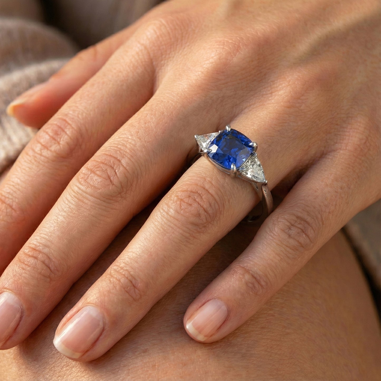Anello con cuscino 3 carati Zaffiro blu di Ceylon e diamante 3 pietre in oro bianco 14K
