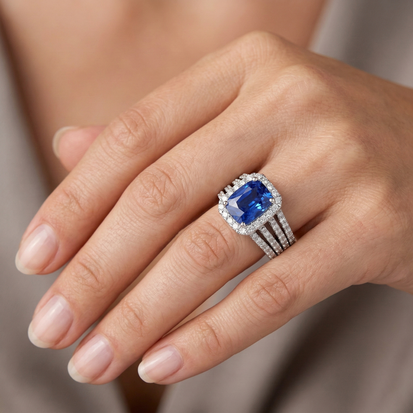 Anello con cuscino da 5,50 carati e zaffiro Ceylon rotondo con diamanti WG 14K