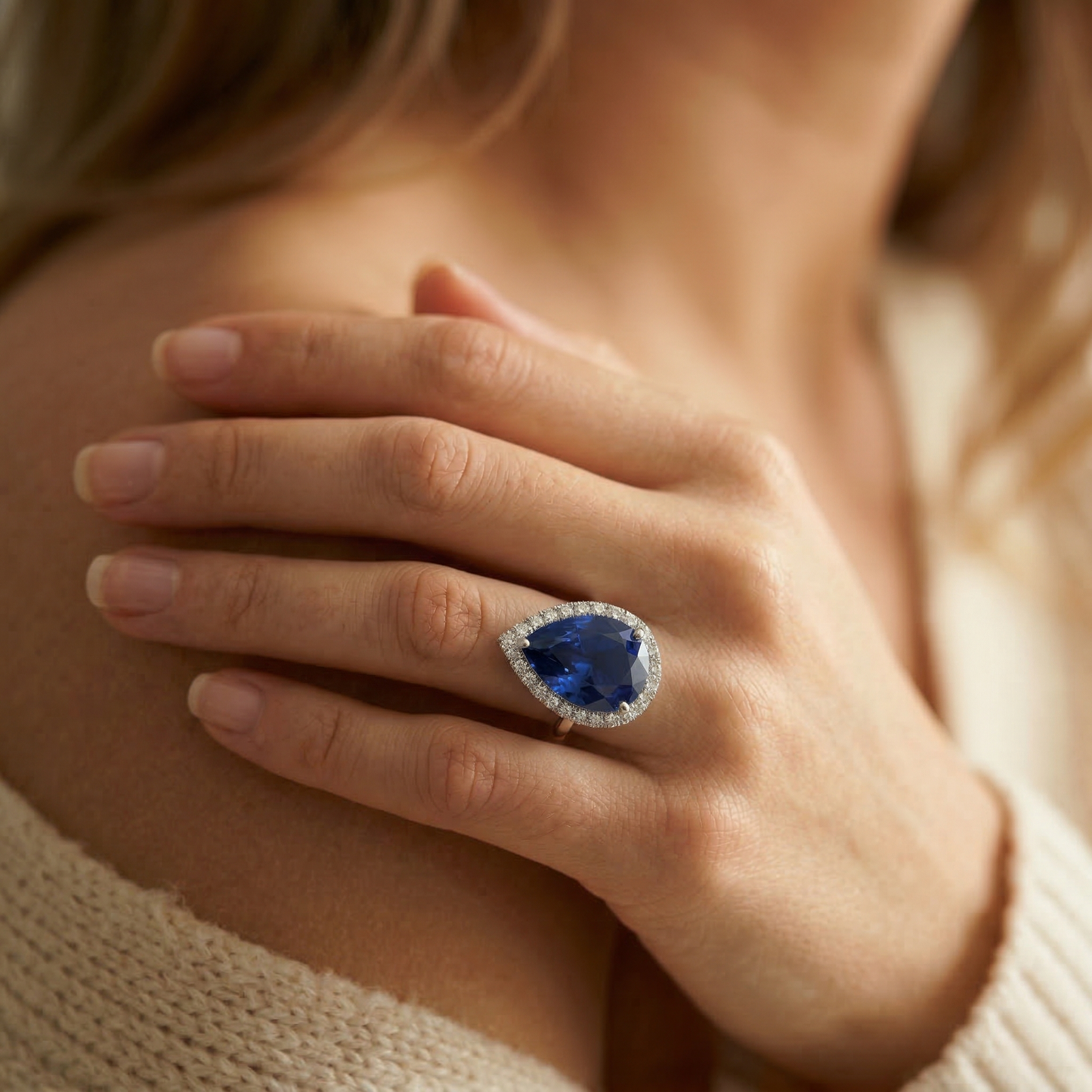 Anello con diamanti Halo ovale con zaffiro di Ceylon 7.50 carati