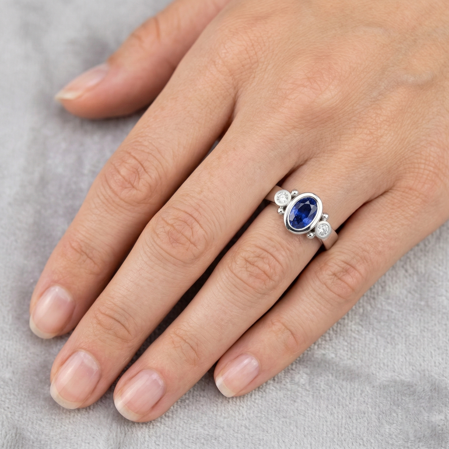 Anello con diamanti in zaffiro blu di Ceylon e castone in oro bianco da 1,70 carati 14K