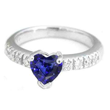 Anello con gemma anniversario con accenti di diamanti zaffiri a cuore da 2 carati in oro bianco 14K