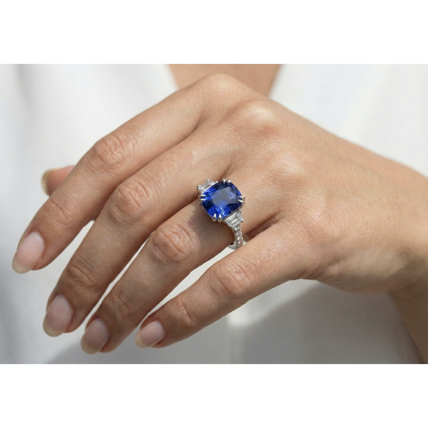 Anello con pietre preziose. zaffiro ovale. trapezio e pavé di diamanti 5.50 carati