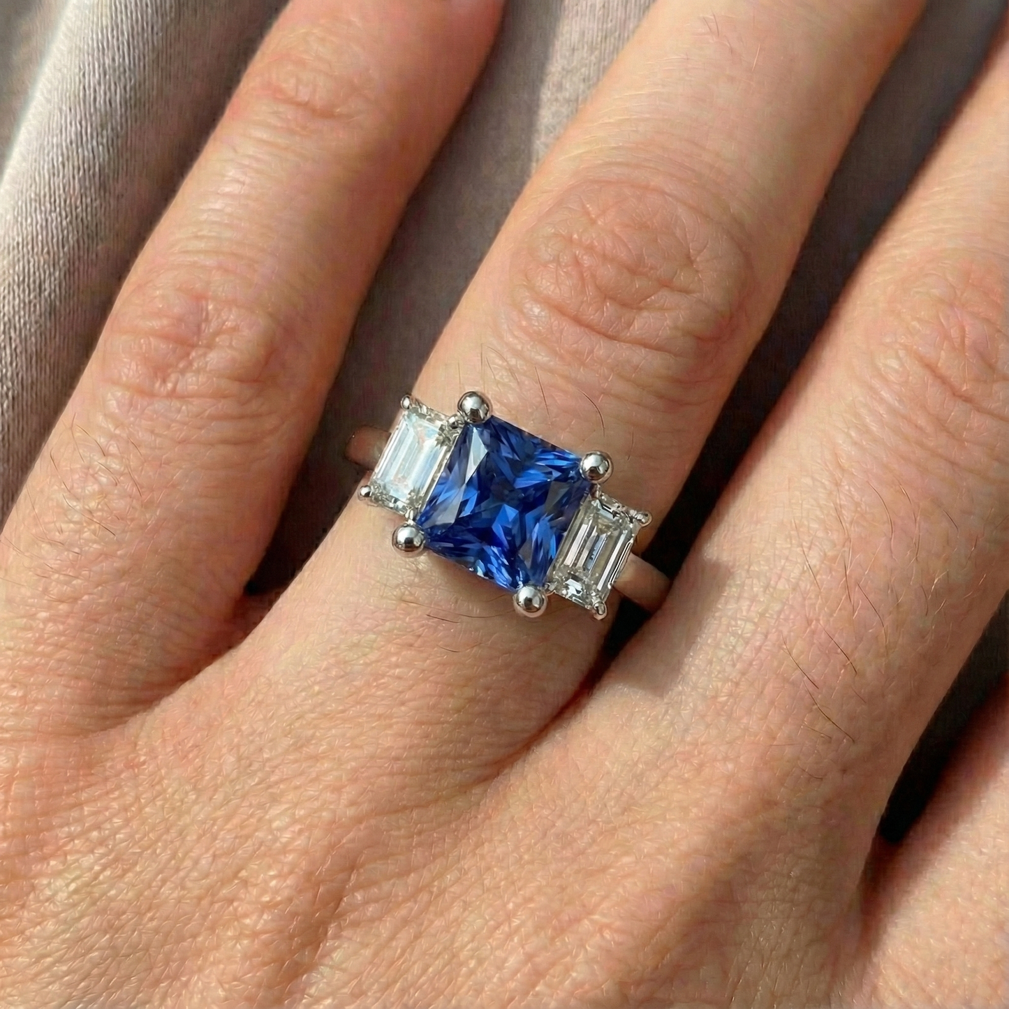 Anello con tre pietre Princess. diamante e zaffiro blu smeraldo 2.50 carati