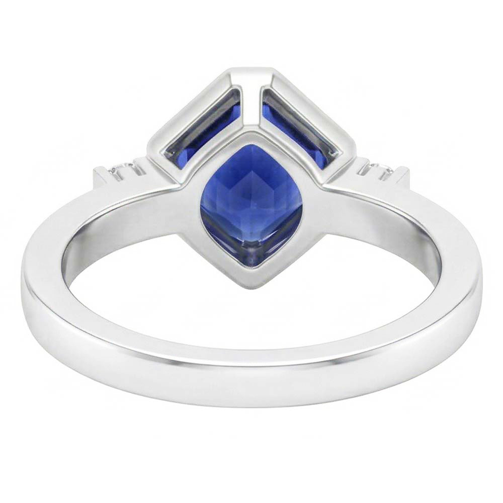 Anello con zaffiro Asscher 2,75 carati lunetta con 3 pietre e barretta in oro bianco 14K