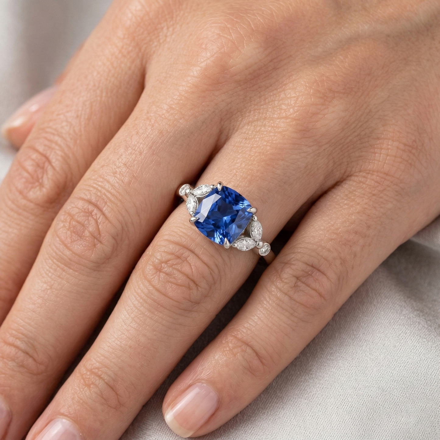 Anello con zaffiro Ceylon 2,70 carati e diamanti in oro bianco 14K