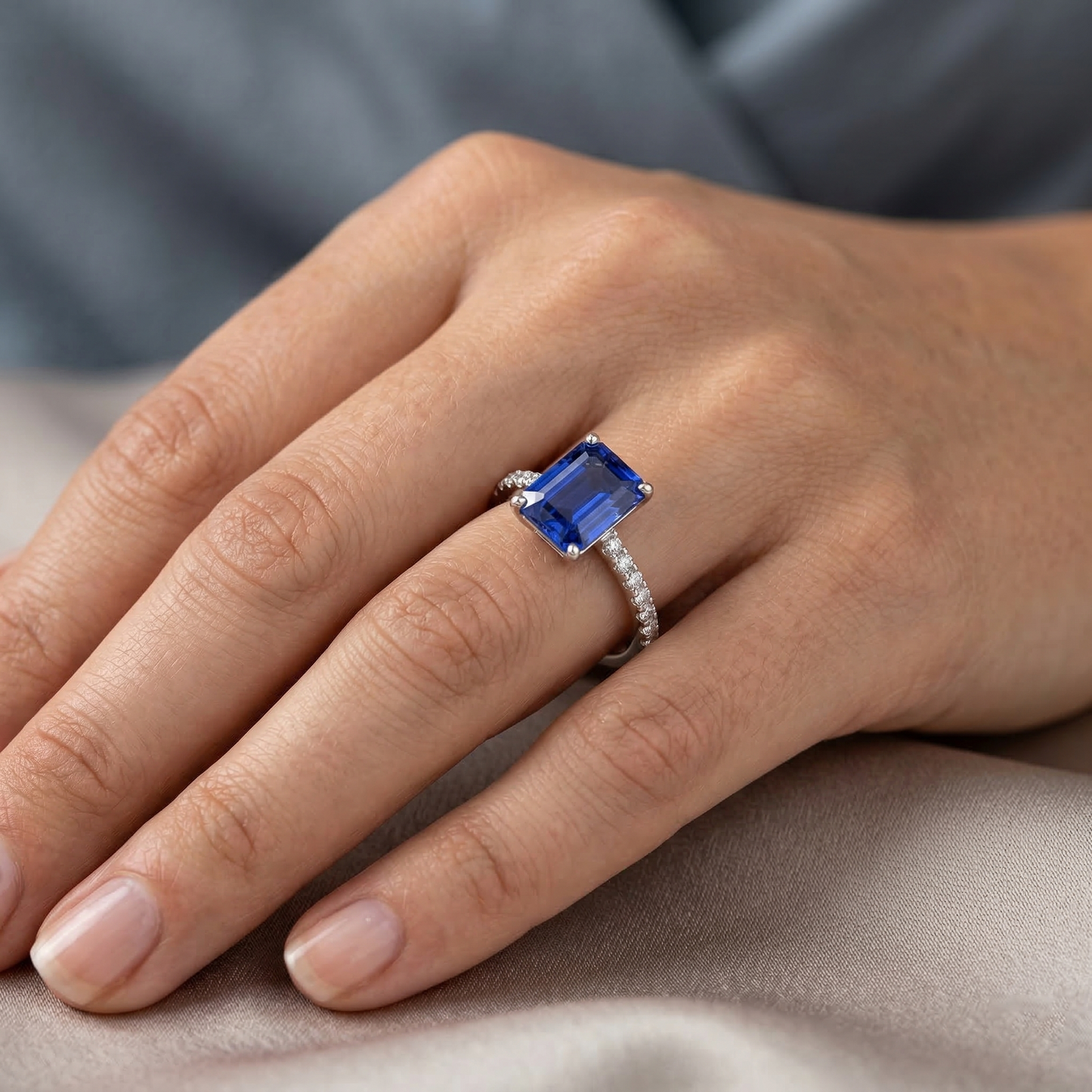 Anello con zaffiro Ceylon 2,70 carati e diamanti tondi e taglio smeraldo in Oro bianco 14K