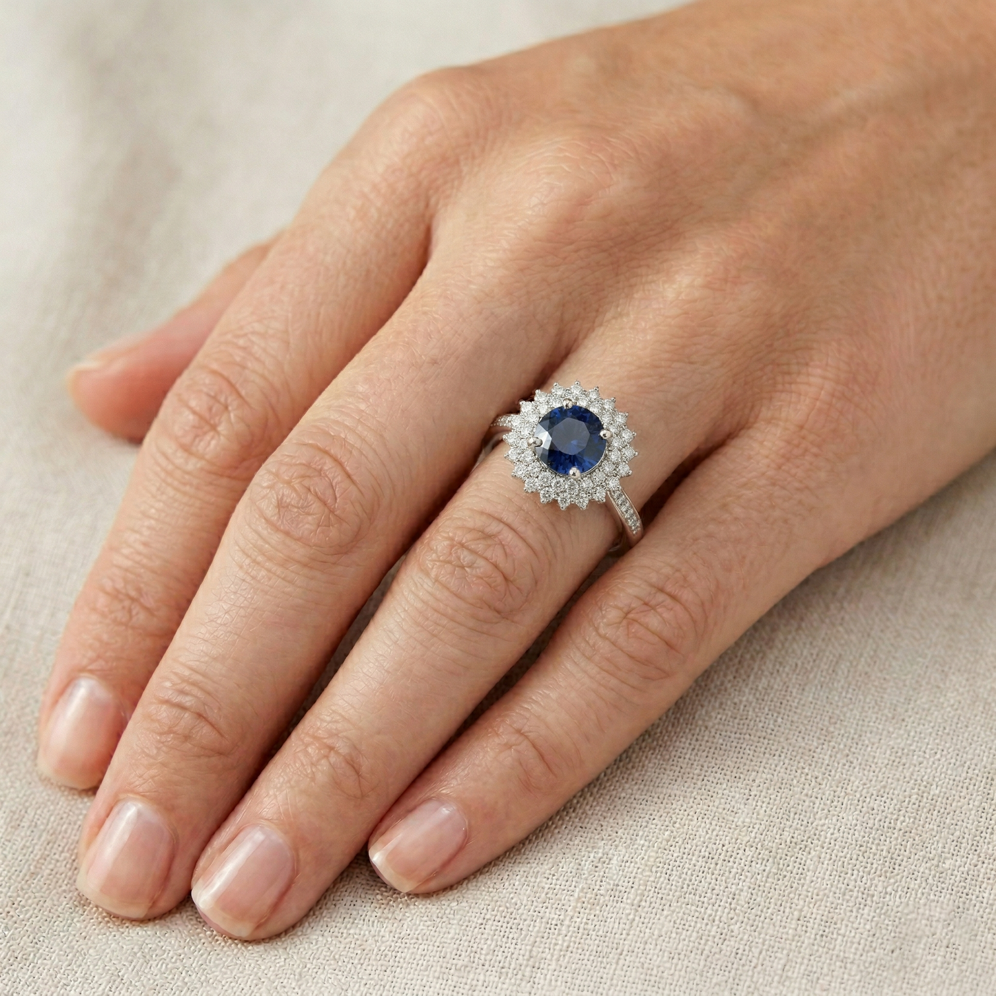 Anello con zaffiro blu Ceylon tondo da 3,10 carati e diamanti WG in oro bianco 14K