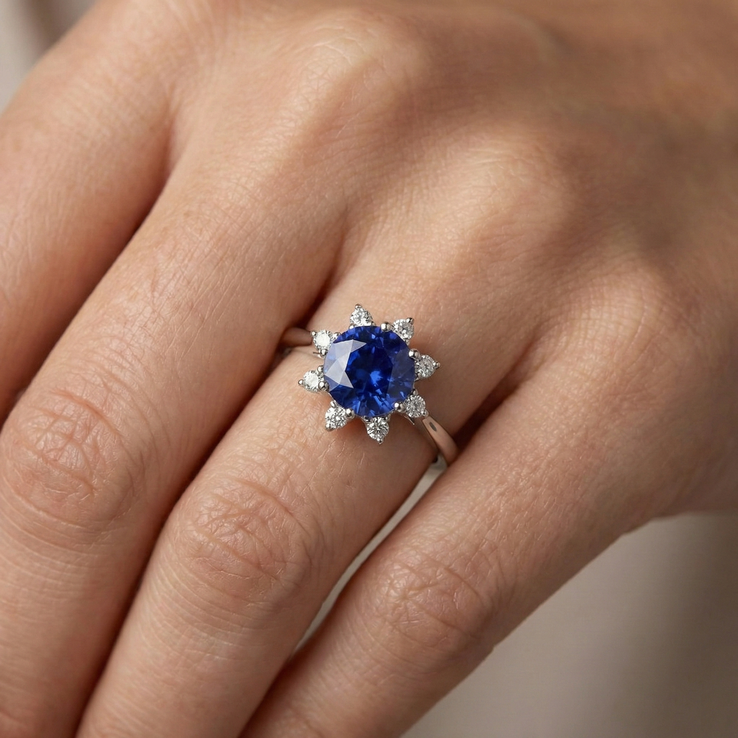 Anello con zaffiro blu a forma di stella con diamante tondo 3 carati in oro bianco