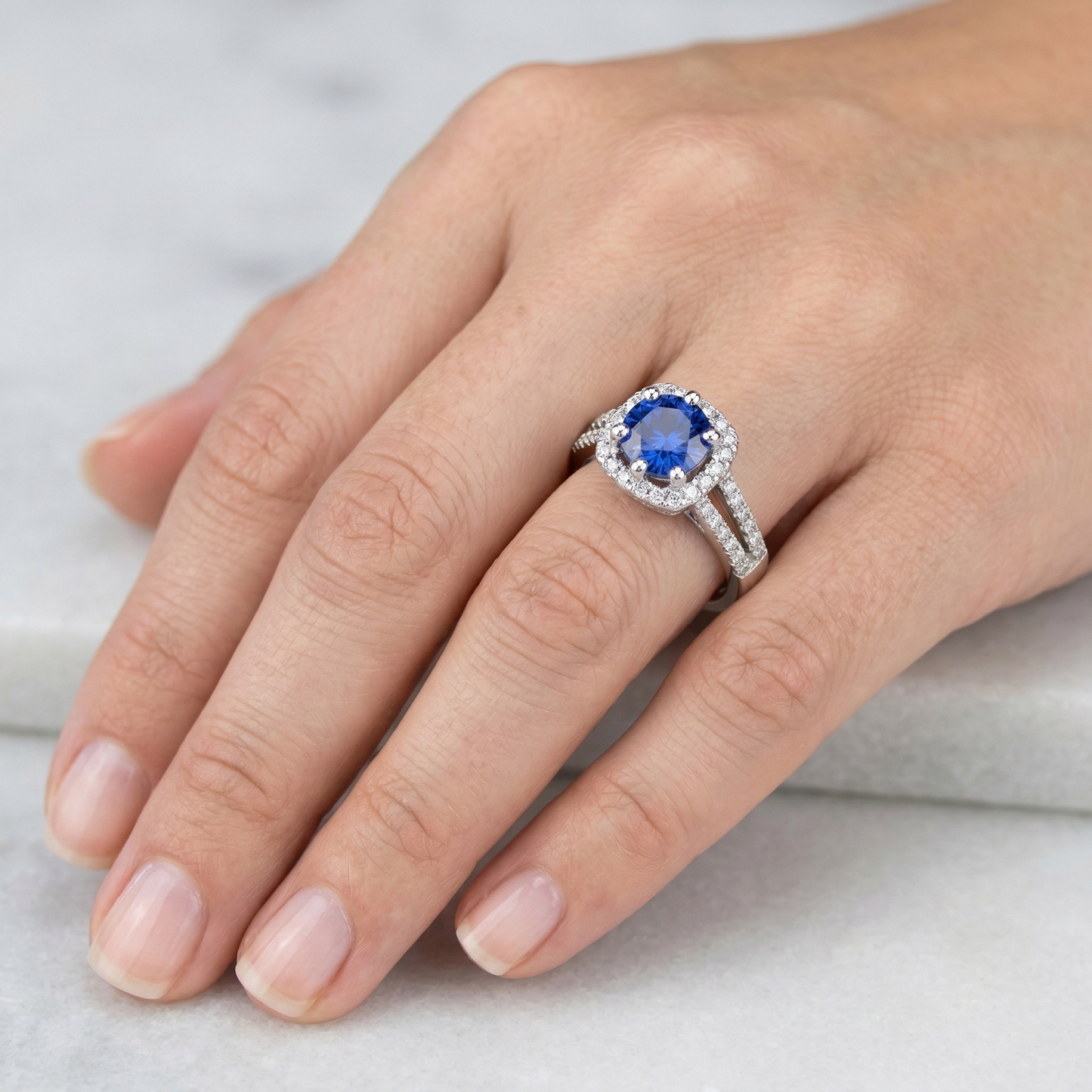 Anello con zaffiro blu da 2,50 carati e diamante rotondo in oro bianco 14K