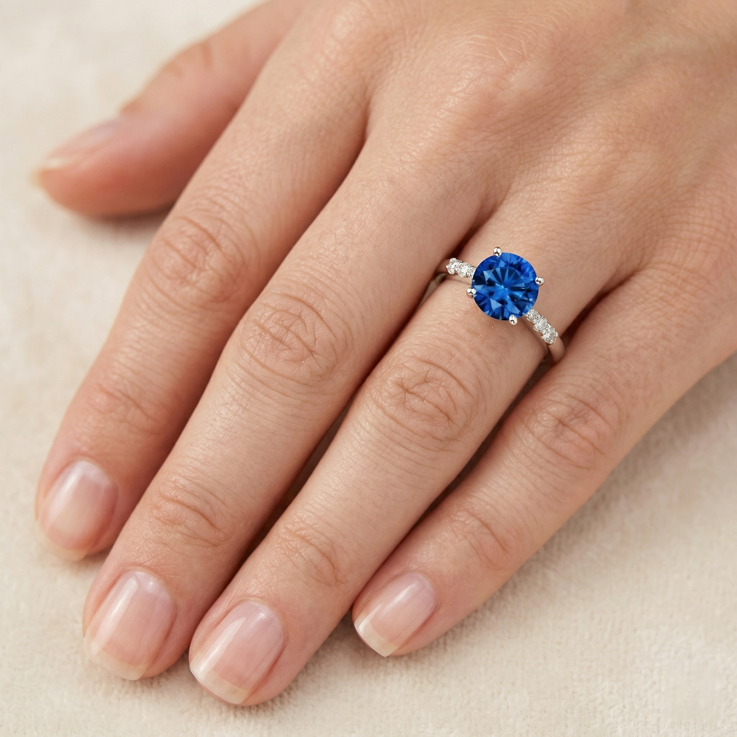 Anello con zaffiro blu da 3,40 carati e diamante rotondo in oro bianco 14K