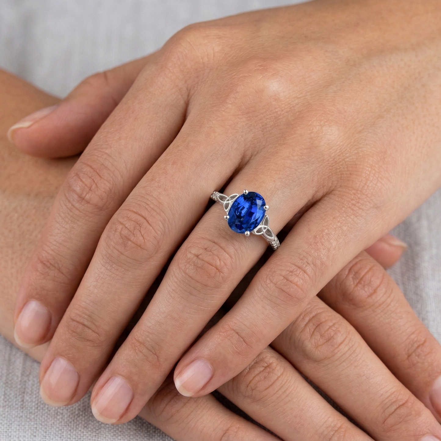 Anello con zaffiro blu di Ceylon 3 carati e diamanti in oro bianco 14K