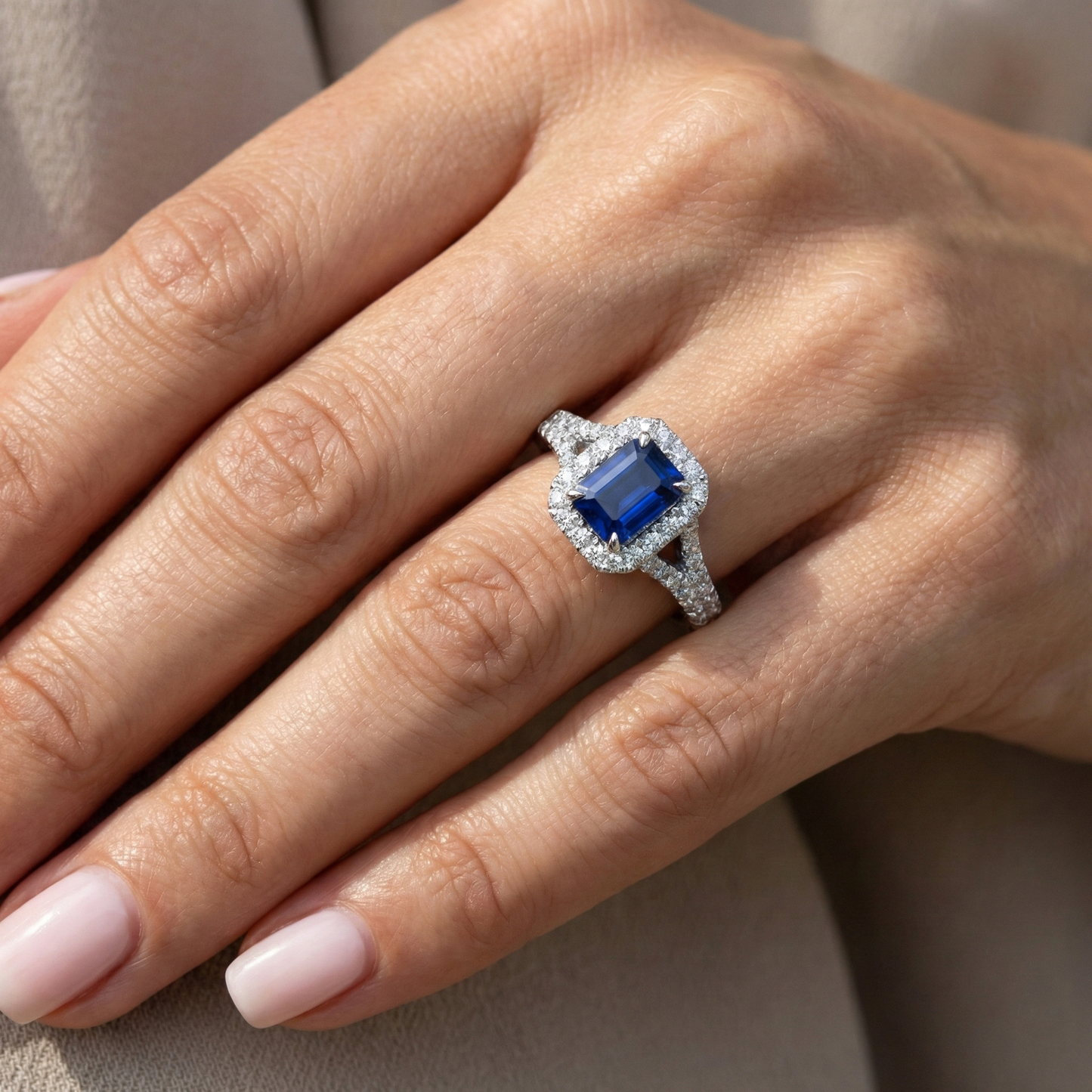 Anello con zaffiro blu e diamanti da 2.85 carati incastonato in oro bianco 14K
