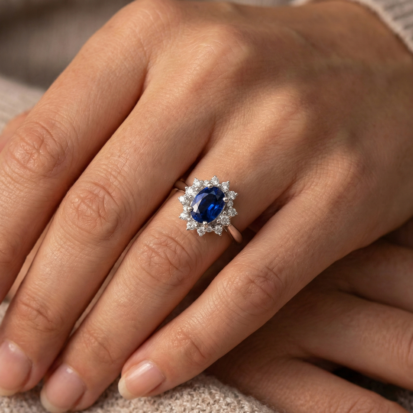 Anello con zaffiro dello Sri Lanka 3 carati e diamanti in oro bianco 14K