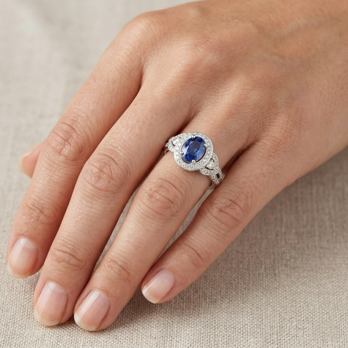 Anello con zaffiro dello Sri Lanka a 3 carati e diamanti a taglio ovale in oro bianco 14K