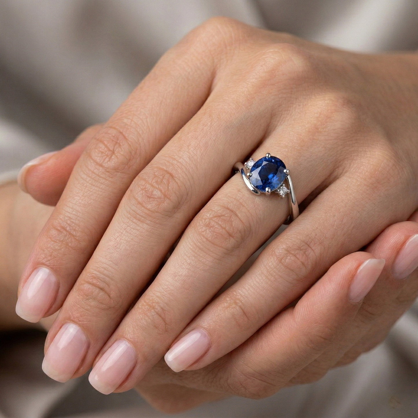 Anello con zaffiro dello Sri Lanka da 1,70 carati e diamante Tre pietre in oro bianco 14K
