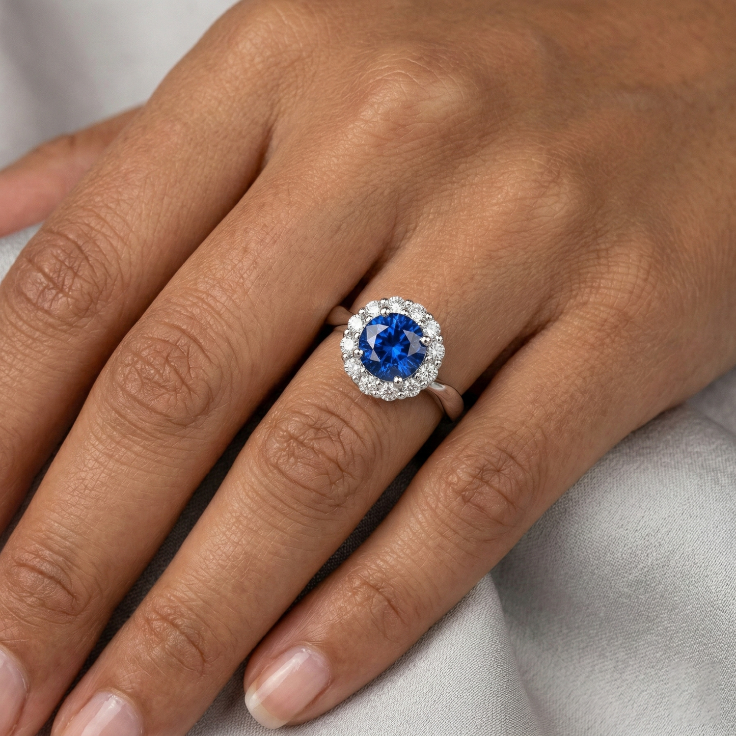 Anello con zaffiro dello Sri Lanka da 2,50 carati e diamante in oro bianco 14K.