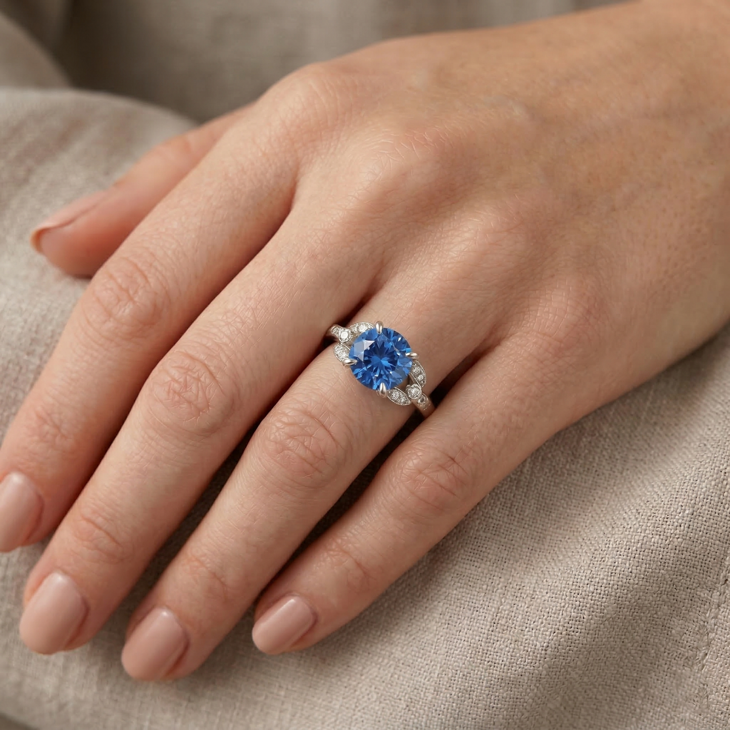 Anello con zaffiro dello Sri Lanka da 2,90 carati e diamanti in oro bianco 14K